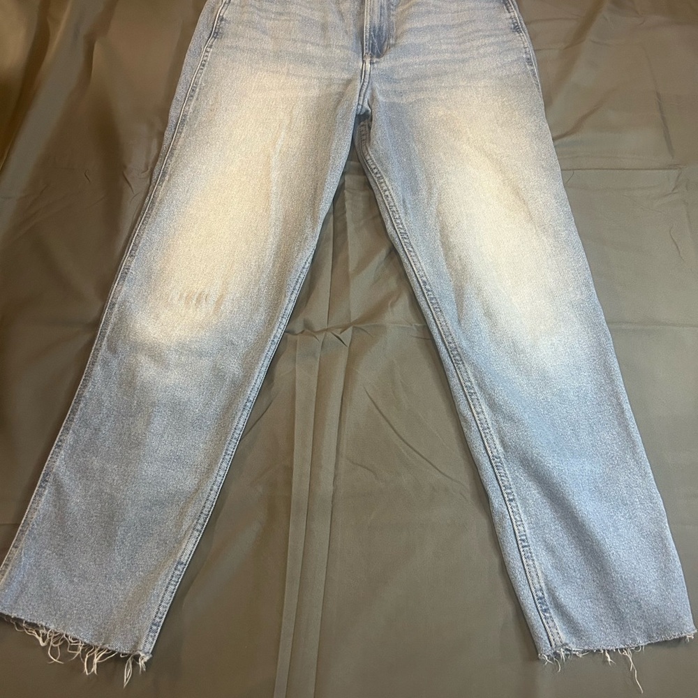 Hollister Ultra High Rise Mom Jean light blue size 10R/30R womens